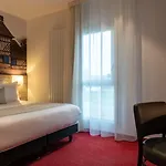 Hotel The Originals City, Acadine,